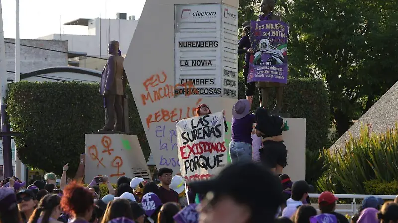 Marcha 8M afuera de edificio de la UdeG 7